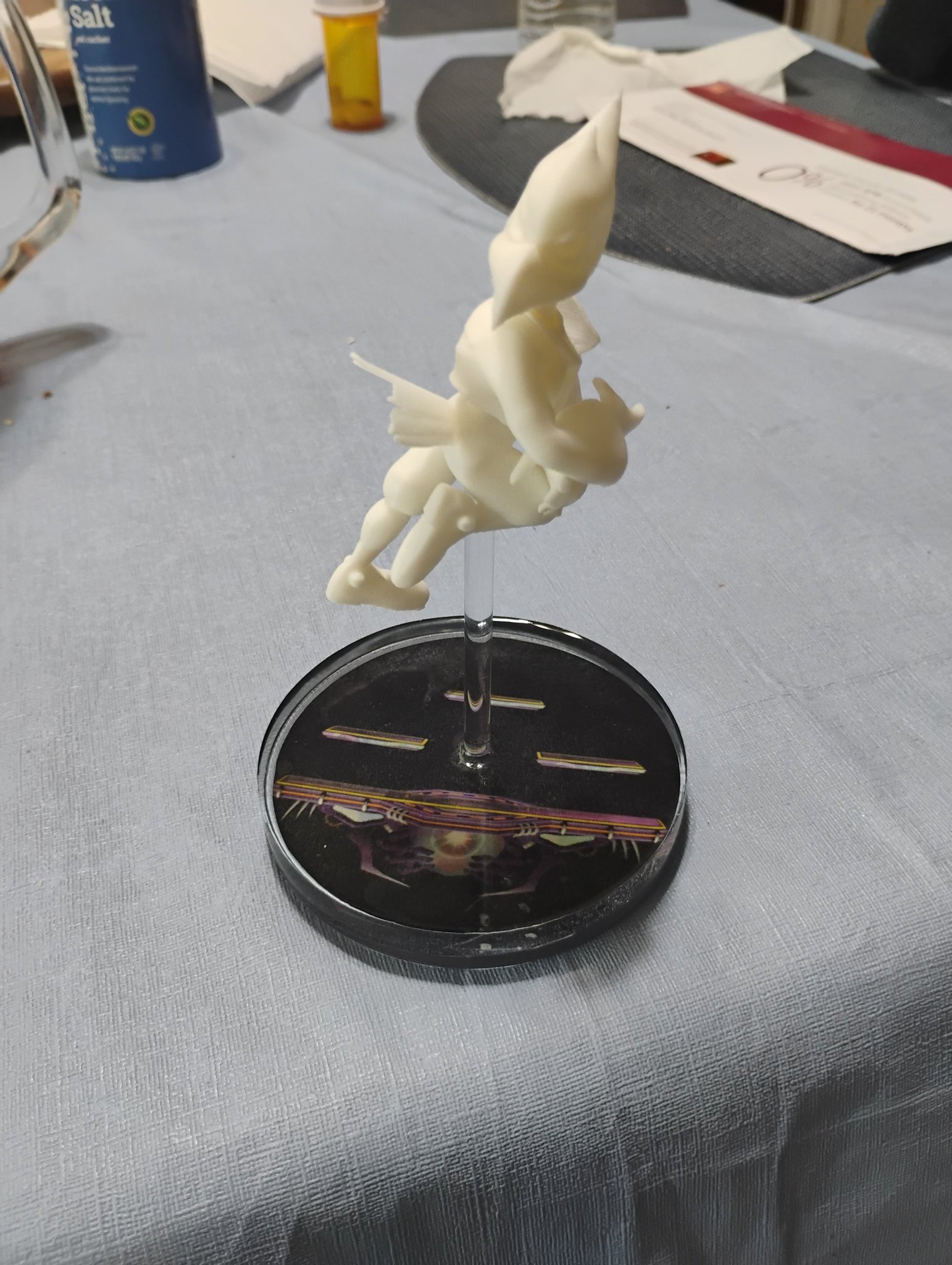 Falco with resin base